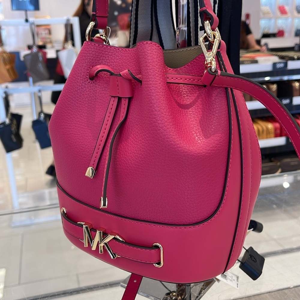 MICHAEL KORS
Reed Medium Pebbled Leather Bucket Bag Satchel
Electric Pink
NWT - Picture 15 of 16